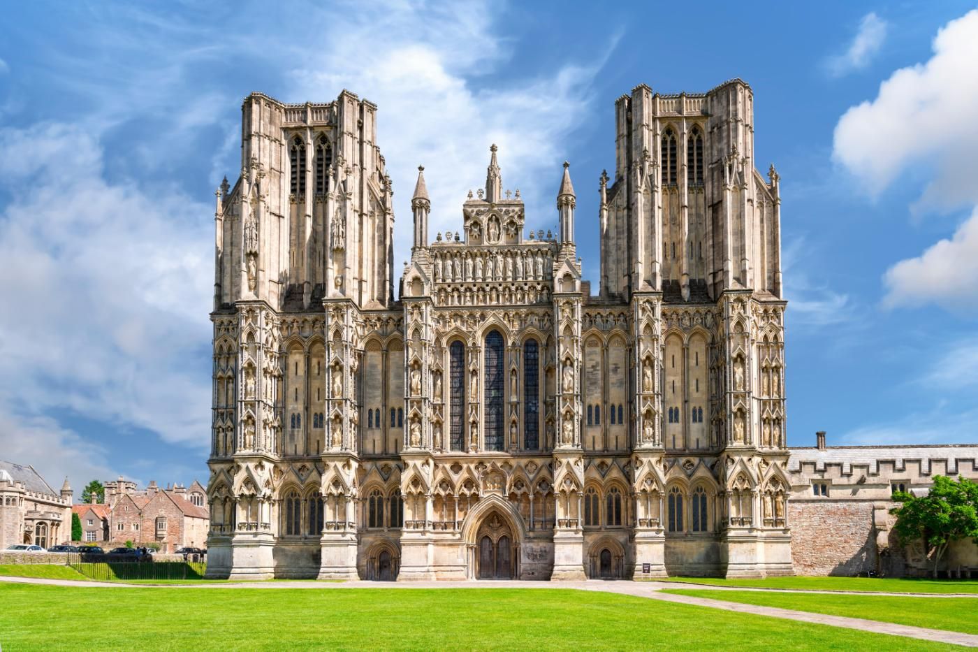 Une vaste cathédrale de style gothique, dotée de deux tours jumelles, d’une flèche centrale et d’une façade symétrique.