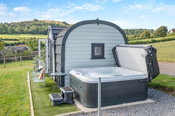 Outdoor spa tub - 1 Bed in Cross (oc-b29655) (Cross)