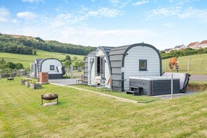 Property grounds - 1 Bed in Cross (oc-s29656) (Cross)