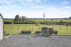 Property grounds - 1 Bed in Cross (oc-s29656) (Cross)