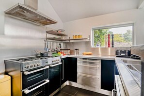 Mikrobølgeovn, ovn, opvaskemaskine, højstol