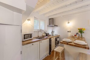 Microwave, dishwasher, cookware/dishes/utensils - 1 Bed in Whitby (oc-e29968) (Egton Bridge)