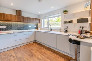 Four, lave-vaisselle, chaise haute