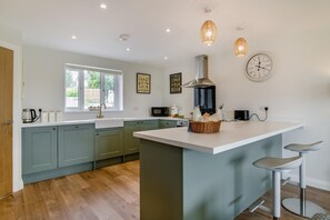 Microwave, dishwasher, cookware/dishes/utensils - 2 Bed in Nomansland (oc-d29922) (Nomansland)