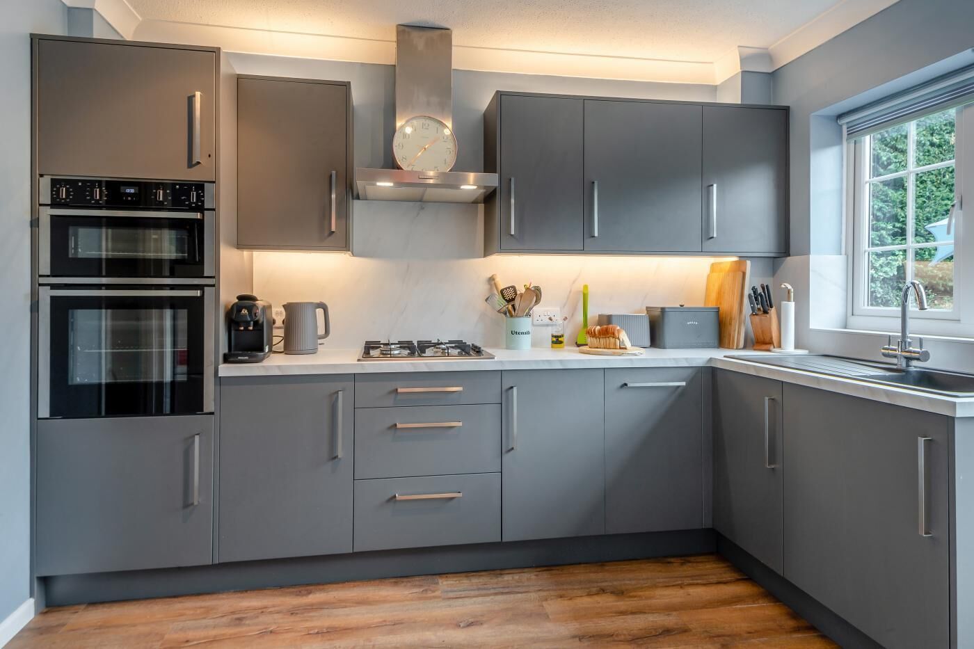 Microwave, dishwasher, cookware/dishes/utensils