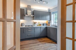 Mikrobølgeovn, oppvaskmaskin og kjøkkenutstyr