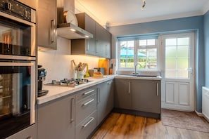Microwave, dishwasher, cookware/dishes/utensils - 3 Bed in Brancaster Staithe (oc-d29976) (Brancaster Staithe)