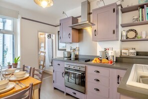 Oven, cookware/dishes/utensils - 2 Bed in Cromer (oc-t29986) (Cromer)