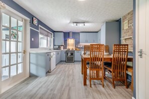 غسالة أطباق، كرسي للأطفال، مستلزمات طهي/أطباق/أوعية