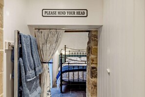 Travel cot, free WiFi, bed sheets - 1 Bed in Waterlake (oc-p30009) (Saint Winnow)