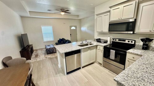 Brand New Modern Home, Fenced Backyard, Pets OK