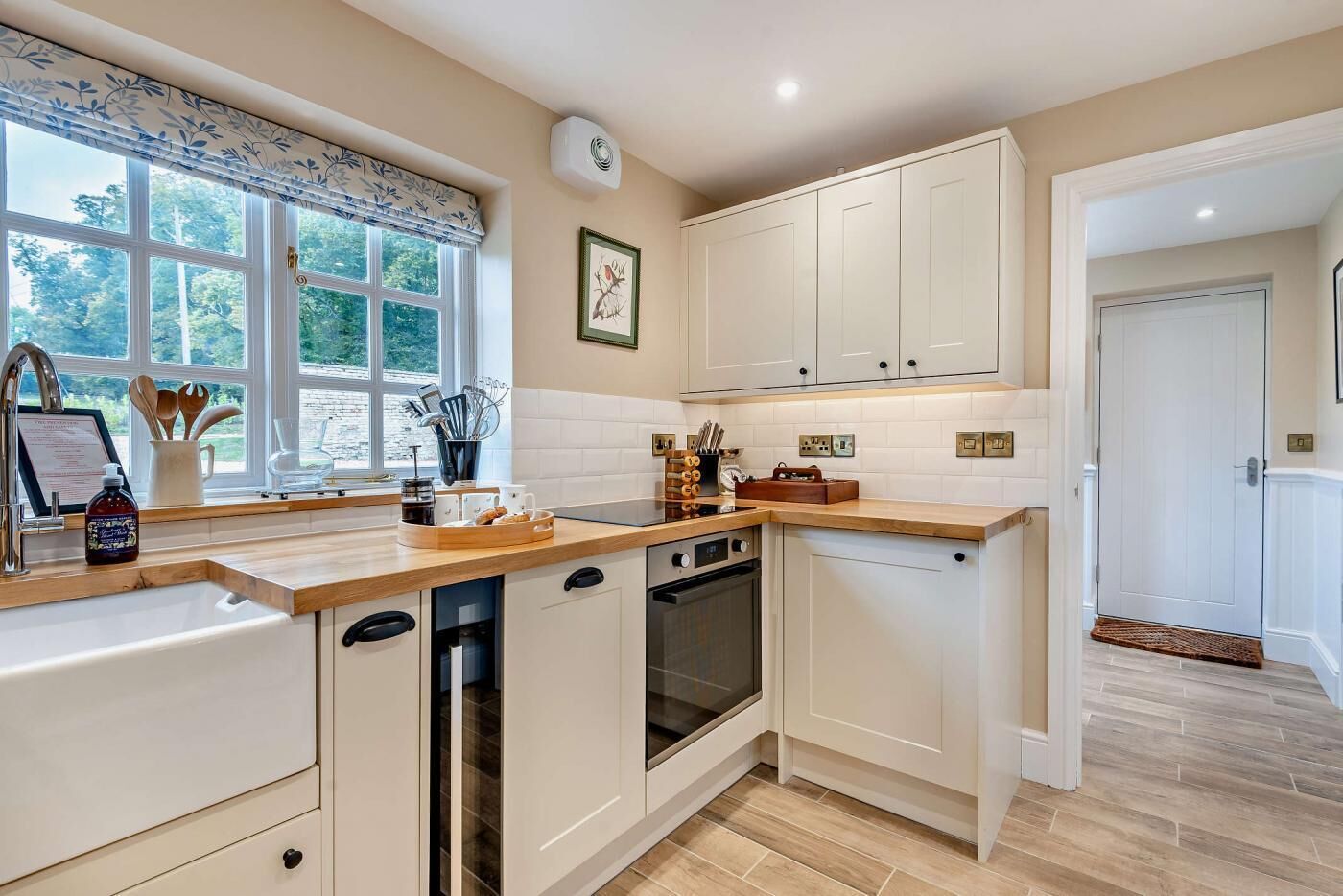 Oven, dishwasher, cookware/dishes/utensils