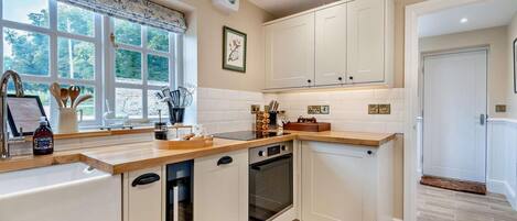 Oven, dishwasher, cookware/dishes/utensils