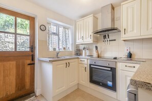 Microwave, oven, cookware/dishes/utensils - 4 Bed in Swanage (oc-m29981) (Swanage)