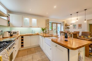 Dishwasher, cookware/dishes/utensils - 3 Bed in Lea (oc-c29996) (Lea)