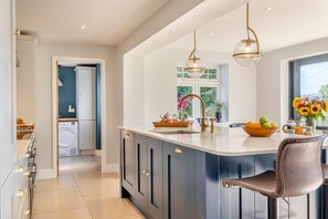 Microwave, oven, high chair, cookware/dishes/utensils - 3 Bed in Adgestone (oc-b30031) (Brading)