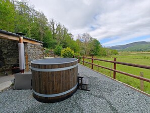 Outdoor spa tub - 2 Bed in Penmaenpool (oc-m30050) (Arthog)
