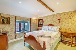 2 bedrooms, travel cot, free WiFi, bed sheets