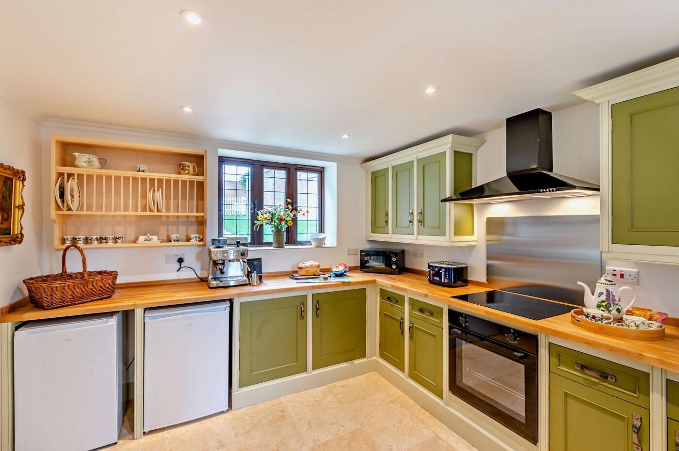 ميكروويف، فرن، غسالة أطباق، كرسي للأطفال