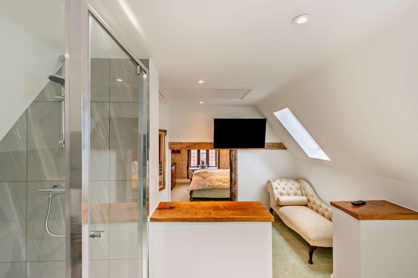 واي فاي مجانًا وملاءات أسرّة