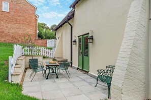Outdoor dining - 2 Bed in Minster On Sea (oc-p29942) (Minster)