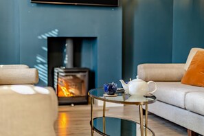 TV, fireplace