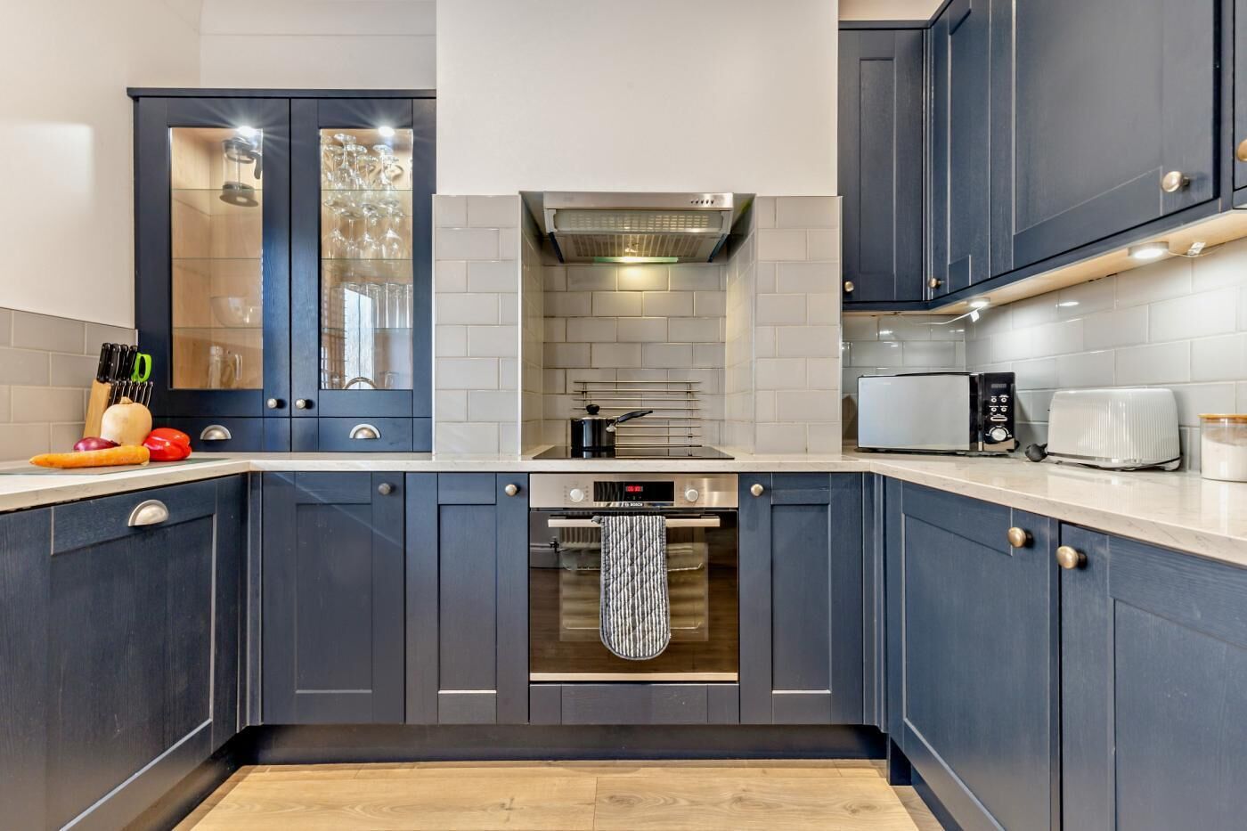 Microwave, oven, dishwasher, cookware/dishes/utensils