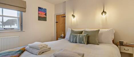 2 bedrooms, iron/ironing board, travel crib, WiFi (free)