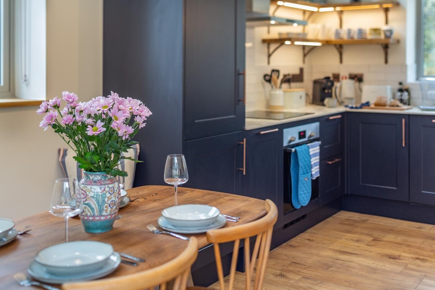 Mikrobølgeovn, ovn, oppvaskmaskin og høy barnestol