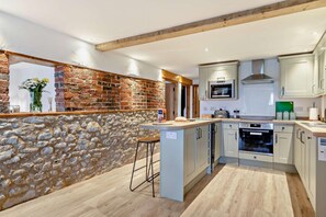 Microwave, oven, dishwasher, high chair - 3 Bed in Hartington (oc-h30059) (Hartington Nether Quarter)