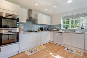 Mikroaaltouuni, uuni, astianpesukone, syöttötuoli