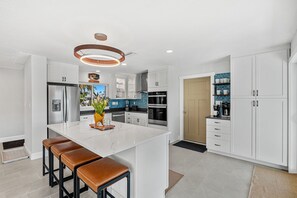 独立别墅 (4 Bedrooms) | 私人厨房 | 冰箱、微波炉、烤箱、炉灶