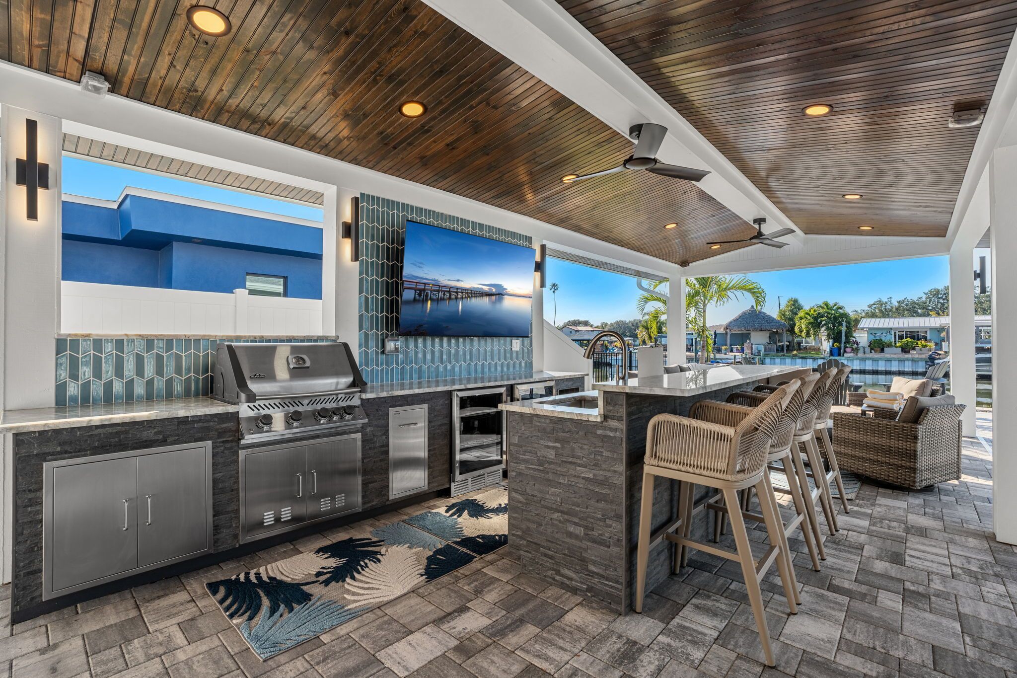 House (4 Bedrooms) | Bar (on property)