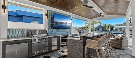 House (4 Bedrooms) | Bar (on property)