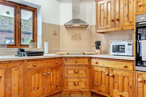 Mikrowelle, Ofen, Geschirrspüler, Kochgeschirr/Geschirr/Besteck