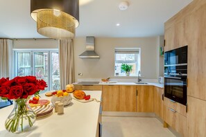 Microwave, oven, dishwasher, cookware/dishes/utensils - 2 Bed in Harrogate (oc-w30111) (Harrogate)
