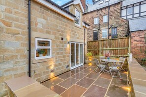 Outdoor dining - 2 Bed in Harrogate (oc-w30111) (Harrogate)