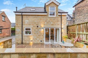 Outdoor dining - 2 Bed in Harrogate (oc-w30111) (Harrogate)