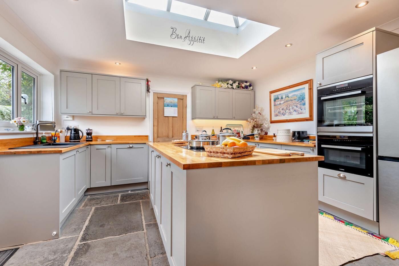 Fogão, lava-louças, talheres/pratos/utensílios de cozinha