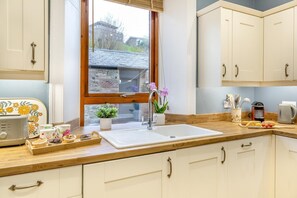 Microwave, oven, dishwasher, cookware/dishes/utensils - 2 Bed in Spittal (oc-b30119) (Spittal)