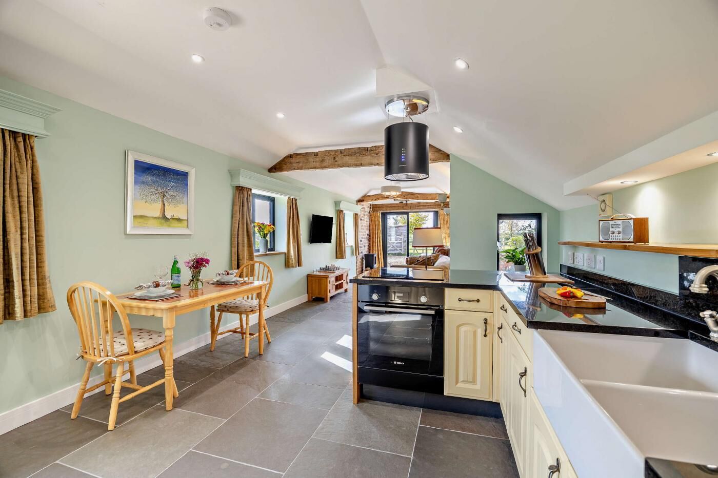 Microondas, horno, lavavajillas, silla alta para bebés