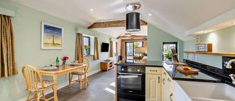 Microondas, horno, lavavajillas, silla alta para bebés