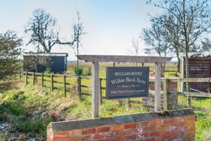 A sign for Beggars Roost Willow Bank Farm, indicating it is home to the Soloby Flock of Lincoln Longwools. - 1 Bed in Saltfleetby (oc-b30072) (Saltfleetby)