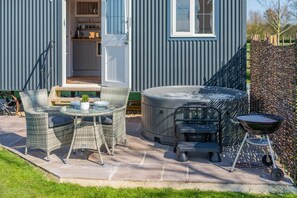 Outdoor dining - 1 Bed in Saltfleetby (oc-b30072) (Saltfleetby)