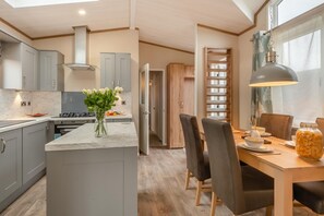 Oven, cookware/dishes/utensils - 2 Bed in Welney (oc-c30124) (Welney)
