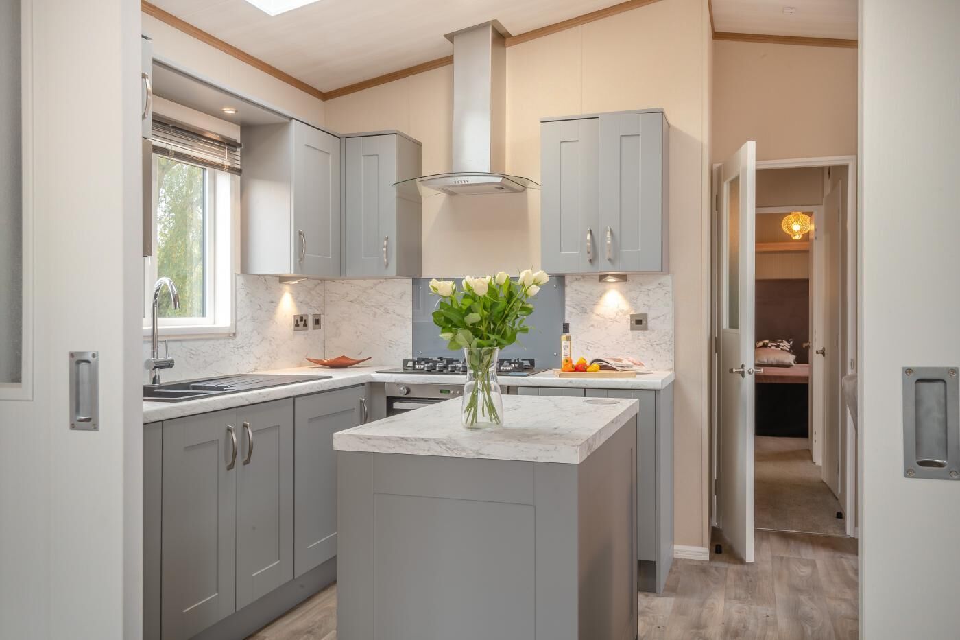 Un four, vaisselle et ustensiles