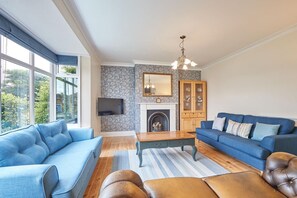 TV, fireplace - 5 Bed in Whitby (oc-b30092) (Whitby)