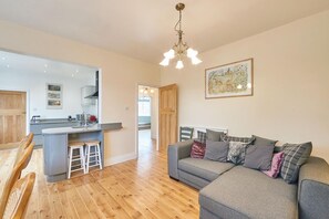 TV, fireplace - 5 Bed in Whitby (oc-b30092) (Whitby)