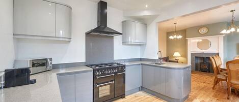 Microondas, horno, lavavajillas y periquera