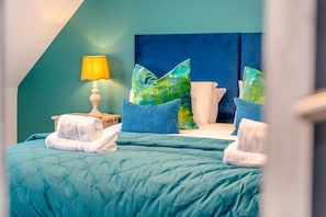 A hotel room with a bed, pillows, a lamp, and a nightstand. - 4 Bed in Carbis Bay (oc-r30048) (Carbis Bay)